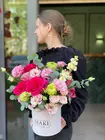 Заказать с доставкой по Томску Сборная композиция в шляпной коробке "Магия вечера"