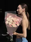 Купить Дуобукет из нежно-розовой кустовой розы и бежевой гвоздики в оформлении в Томске