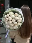 Букет из 21 белого пиона в оформлении заказать с доставкой по Томску