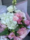 Купить Сборный букет в бело-розовой гамме "Мгновение любви" с доставкой по городу Томск