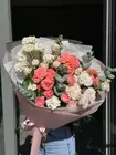 Заказать Сборный букет с кустовыми розами "Нежный поцелуй" с бесплатной доставкой по городу