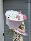 Купить Букет из кустовой хризантемы с розовым солидаго в нежном оформлении в Томске
