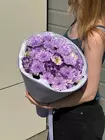 Заказать с бесплатной доставкой по Томску Дуобукет из окрашенной фиолетовой хризантемы и эустомы