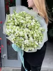 Купить Монобукет из 65 белых эустом в матовом оформлении с бесплатной доставкой по городу Томск