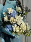 Заказать Сборный букет в бело-голубой гамме "Небесное очарование" в Томске