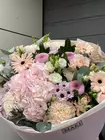 Оформить доставку на Сборный букет в нежной гамме "Волнительный момент"
