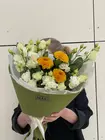 Купить Дуобукет из одиночных хризантем и кружевных эустом в оформлении с бесплатной доставкой по городу Томск