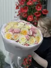 Купить Дуобукет из кустовых и одиночных пионовидных роз в оформлении в Томске