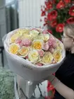 Заказать с бесплатной доставкой по Томску Дуобукет из кустовых и одиночных пионовидных роз в оформлении