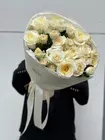 Оформить заказ на Дуобукет из кремовых пионовидных одиночных и кустовых роз в оформлении