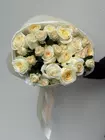Оформить доставку на Дуобукет из кремовых пионовидных одиночных и кустовых роз в оформлении