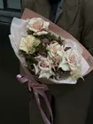 Оформить доставку на Дуобукет из вывернутых роз и хелеборуса