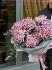 Оформить доставку на Монобукет из 7 одиночных хризантем Vienna в оформлении в городе Томск