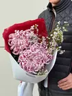 Заказать Монобукет из одиночных хризантем Vienna в оформлении с бесплатной доставкой по городу Томск