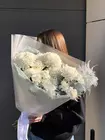 Купить Букет с гвоздиками и одиночными хризантемами "Белоснежная симфония" в Томске
