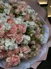Оформить заказ на Дуобукет из кустовых нежно-розовых роз и маттиолы в Томске
