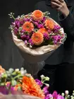Заказать Дуобукет из оранжевых гербер и пурпурной маттиолы с бесплатной доставкой по городу Томск