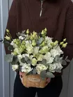 Купить Корзина из белой эустомы с эвкалиптом в Томске