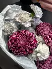 Заказать Дуобукет из серых гвоздик и винных хризантем с доставкой на дом в Томске