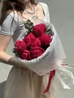 Купить букет из 7 малиновых пионов с эвкалиптом в Томске
