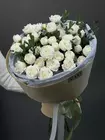 Оформить заказ на Букет из 9 белых кустовых роз с эвкалиптом в Томске