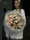 Купить Букет из 19 нежно-персиковых кустовых роз в Томске