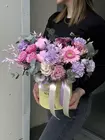 Доставка Композиция в шляпной коробке "Обещание счастья" по городу Томск