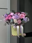 Доставка Композиция в шляпной коробке "Обещание счастья" по городу Томск