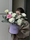 Доставка Композиция в шляпной коробке "Прохлада цветущего сада" по городу Томск