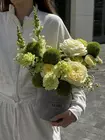 Купить композицию в шляпной коробке «Яблочная роса» с доставкой в Томске