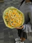 Заказать Букет из 25 пионовидных роз Buttercup в оформлении с доставкой в Томске
