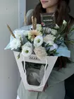 Доставка сборного букета в сумочке «Новый урок» в городе Томск