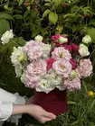 Оформить заказ на Композиция в шляпной коробке "Гранатовый сад" в Томске