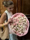 Оформить заказ на Букет из 21 кустовой розы Dedication в оформлении в Томске