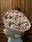 Доставка Букет из 21 кустовой розы Dedication в оформлении по городу Томск
