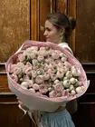 Купить Букет из 21 кустовой розы Dedication в оформлении в Томске