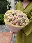 Купить Букет из 9 кустовых роз Dedication в оформлении в Томске