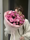 Купить Букет из 9 кустовых роз Lady Bombastic в оформлении в Томске