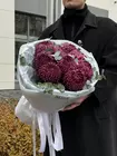 Купить букет одиночных хризантем Bigoudi Purple с эвкалиптом в Томске