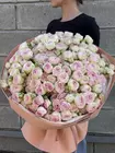 Купить Букет из 29 кустовых роз Dedication в оформлении в Томске