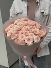 Оформить заказ на Букет из 13 кустовых роз Peach Dimension в оформлении в Томске