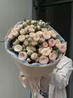 Оформить заказ на Букет из 13 кустовых роз Royal Blush в оформлении в Томске