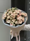 Купить Букет из 13 кустовых роз Royal Blush в оформлении в Томске