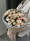 Купить Букет из 13 кустовых роз Royal Blush в оформлении в Томске