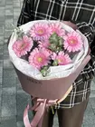 Доставка букета из 7 нежно-розовых мини гербер с эвкалиптом в городе Томск