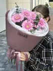 Купить букет из 7 нежно-розовых мини гербер с эвкалиптом в Томске