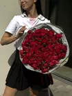 Доставка Букет из 23 красных кустовых роз в оформлении по городу Томск
