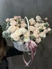 Купить цветочную композицию в корзине "Пудровая гармония" с доставкой в Томске