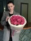 Купить Букет из 15 пионовидных роз Country blues в оформлении в Томске