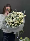 Доставка букета из 19 белых кустовых роз с эвкалиптом по городу Томск